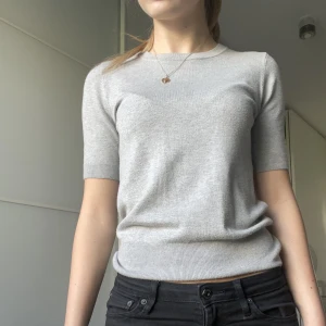 Grå stickad tshirt  - Säljer denna superfina gråa stickade T-shirten från zara!😍😍