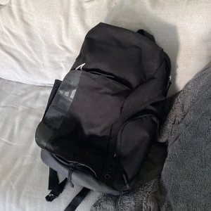 Nike elite bag - Använd, dragkedja på det stora facket är lite trasigt men fungerar ändå fint. Väldigt svår att hitta. Hör av för fler bilder eller frågor