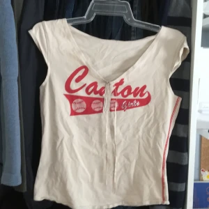 Off-white t shirt med röd skrift - Snygg t shirt med skrift som står ”carlton girls”. Små diamant detalj på ordet girls. Skriv gärna om ni har frågor eller vill ha fler bilder. Storleken stor inte på med skulle säja s-m. Kan diskutera pris. Mitten går att krympa till om man vill. 