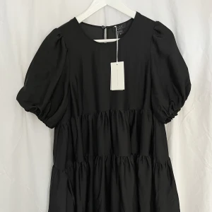 KLÄNNING - Ovannämnd klänning från COS med lapparna kvar 🖤