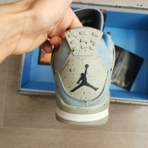 Jordan 4 unc  - jätte fina jordan fyra 100%äkta inköpta från stockx för ungefär 5000kr vill sälja dom för 2900kr snabb äfar 2700kr har använt dom i typ 3 månader allt följer med på bilderna 