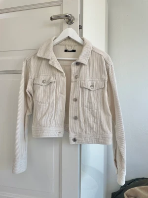 Benvit manchesterjacka  - Vårig jacka från Gina tricot i storlek S. Den är använd endast ett fåtal gånger och är därmed i fint skick.