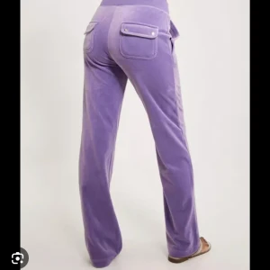 Lila juicy!💜💜 - Jag säljer mina lila juicy couture byxor, finns inget täcken på slitage förutom att ena metallgrejen på ena snöret är borta💜 Knappt använda😊 Byxorna är i storlek XS men passar absolut om man har S i vanliga fall🙂 Skriv för fler bilder☺️ Pris kan diskuteras