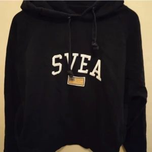 Svea hoodie  - Svea hoodie mörk blå. Ny skick. 