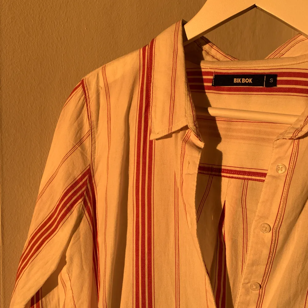 Röd och vit randig skjorta från bik bok . Skjortor.