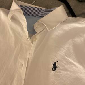 Fin vit skjorta från Ralph Lauren, använd en gång💙 Rekommenderar inte att använda sporttopp under😅