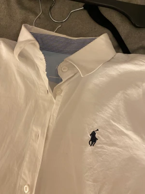 Skjorta  - Fin vit skjorta från Ralph Lauren, använd en gång💙 Rekommenderar inte att använda sporttopp under😅