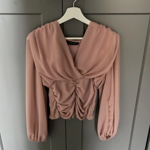 Rosa blus - Säljer denna fina blus med då den ej kommer till användning längre. Den är endast använd ett fåtal gånger. 