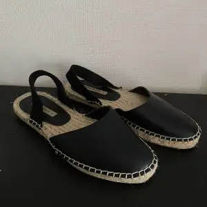 Supersnygga Zara skor/tofflor i storlek 38🤩 Köpta second hand men endast använda 1-2 gånger av mig! 
