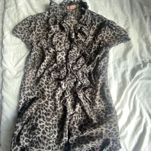 Blus  - En kort ärmad blus som jag köpte second hand men som är i gott skick ändå ❤️