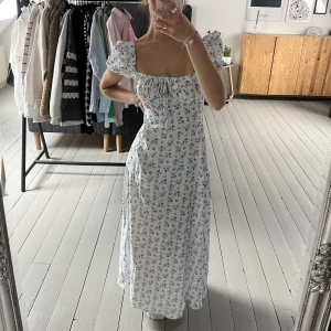 Balklänning/studentklänning - Säljer nu min absoluta favoritklänning då jag inte får någon användning, köpt i en lokal butik förra sommaren och endast använd en gång så helt i nyskick! Formsydd i bysten, slit och snörning fram vid brösten 🫶 Nypris ca 1000kr 