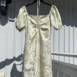 Jättefin Gul Sommar Klänning💛💐 - Jättefin Sommarklänning med blommor🌸Nästa oanvänd💛Perfekt till vår och sommar. Knytning så går att jystera passformen så passar flera storlekar. Den är i Storlek S men jag skulle säga att den passar XXS-S. 