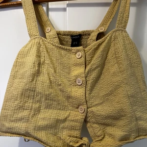 Gult linne  - Ett gult gulligt linne! Storlek M. Använt några gånger. Kan skickas med frakt, Swish betalning.