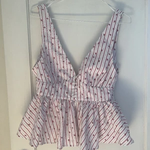 Zara topp - Gullig zara topp som säljs då den aldrig kommer till användning. Inga defekter, komprimator vid fler frågor. Vill göra snabb affär❤️storlek XS