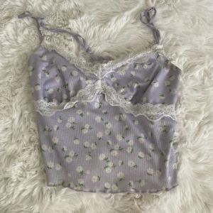 Topp - Supergullig lila spetstopp från SHEIN som tyvärr är för liten. Kan tyvärr inte hitta artikeln på SHEIN men den sitter helt perfekt! Ärmarna går att justera.  Kom privat för frågor <3