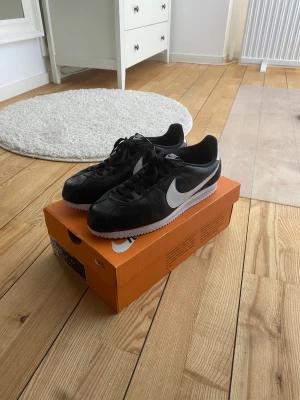 Nike classic Cortez premium skor  - Säljer mina Nike classic Cortez premium som är helt nya. Endast prövade som tyvärr inte passade. Storlek 43, box medföljer. Nypris ca 1200kr