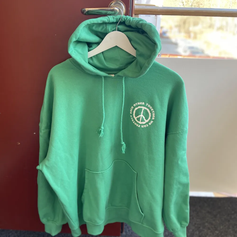 Säljer denna gröna hoodie. Inte mycket använd och det är en svag fläck på! Skriv för fler bilder💗. Hoodies.