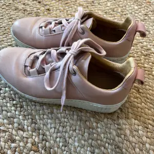 Sparsamt använda skor från Samsøe Samsøe. Fin rosa färg som passar till många outsfits. Storlek 40. Säljer dessa då storleken är för stor för mig! 