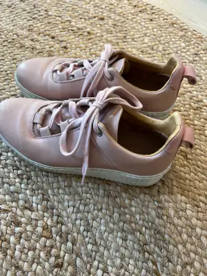 Sparsamt använda skor från Samsøe Samsøe. Fin rosa färg som passar till många outsfits. Storlek 40. Säljer dessa då storleken är för stor för mig! 
