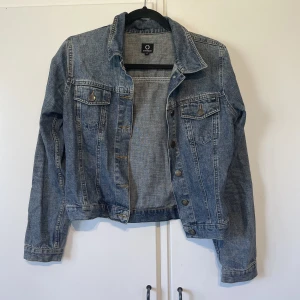 Jeansjacka  - Jeansjacka från connect i storlek 36. Jättefint skick! 65 kr + frakt 🥰