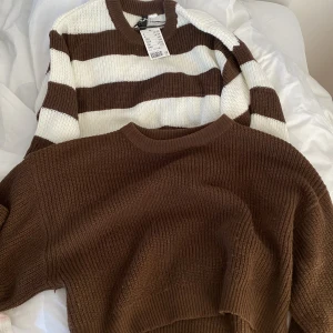 Croppad stickadtröja - Croppad stickadtröja från hm, 2 st samma modell brun/vit. Den randiga är oanvänd. 70 kr/st, båda 100kr