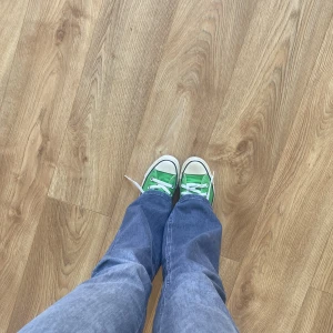converse - Bara en intressekoll på dessa jättecoola höga gröna conversen❤️om ni är intresserade får ni gärna skriva vilket pris ni kan tänka er🥰de är nästan helt oanvända!