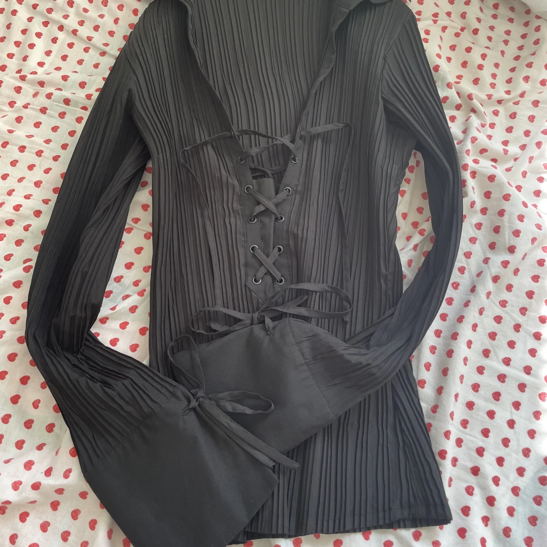 Blus med snörningsdetaljer