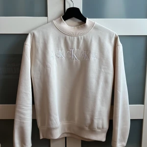 Calvin Klein sweatshirt, strlk M - Beige sweatshirt, knappt använd i storlek M
