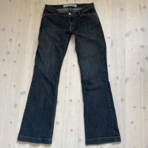 Lågmidjade jeans - Lågmidjade bootcut jeans bra skick ungefär strl s men kan passa lite större