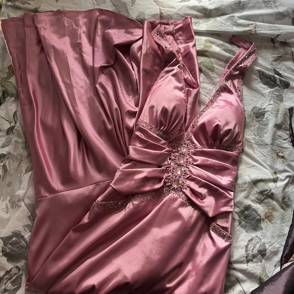 Superfin klänning som är perfekt till balen! Använd gång och är i nytt skick. Köpt i butik för 4500Ordinarie men säljer för 2500kr❤️skriv privat för bilder på!. Klänningar.