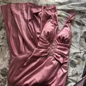 Superfin klänning som är perfekt till balen! Använd gång och är i nytt skick. Köpt i butik för 4500Ordinarie men säljer för 2500kr❤️skriv privat för bilder på!