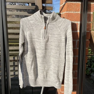 Half-zip kofta - Grå half-zip kofta från L.O.G.G (H&M) storlek 158/164