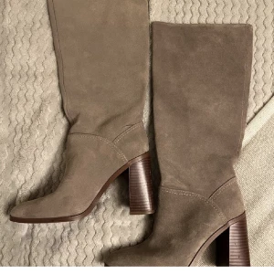 Mango stövlar - Säljer dessa mango stövlar i storlek 38 då de inte kommer till användning. Bra skick, skriv privat för egna bilder ❤️