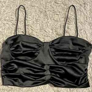 Svart gullig topp🖤 - Gullig topp från Gina Tricot med tunna axelband. Köpt för ganska längesen men knappt använd 💕 