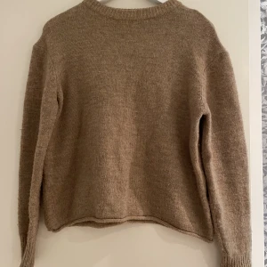 Stickad tröja  - En så härlig stickad tröja i en beige/brun färg! Oversized look 🤎😍