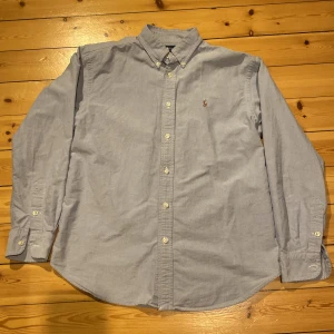 Ralph Lauren skjorta - En väldigt fin Ralph Lauren skjorta som bara är använd några få gånger. Storlek S.