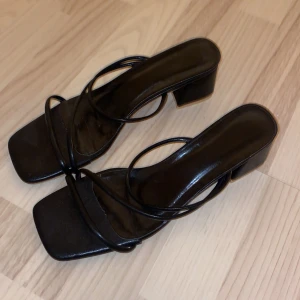 klackar  - Använda endast ett tillfälle. Klackarna är för stora för mig. Storlek 40 