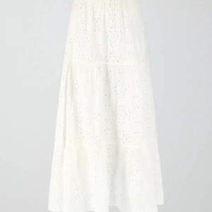Intressekoll på denna fina lång kjol från Gina Tricot. Den är helt oanvänd med prislapp kvar. Köpt för 600kr och är helt slutsåld. Är inte säker på om jag vill sälja den men vill se vad jag kan få för den.❤️🥰