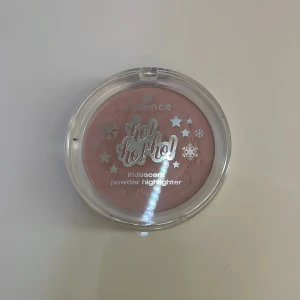 Highlighter - Essence highlighter🩷 knappast använd🫶🏻 köparen står för frakt🚚 jag står inte för postens slarv 📦