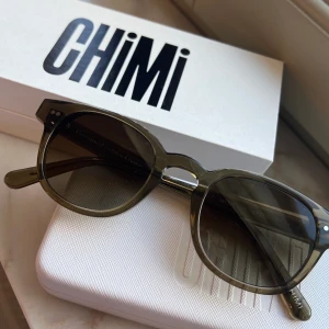 Chimi glasögon 01 green - Säljer nu min väns chimis i färgen green, modell 01. Jättefint skick och varsamt använda. Man får med både förpackning, låda, putsservette samt påse till glasögonen. Köparen står för frakten💘