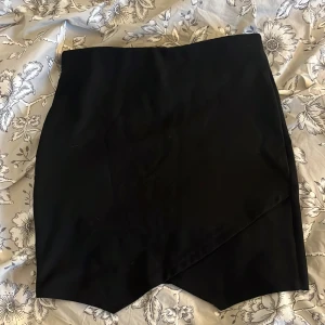 Svart kjol - Svart tight kjol från Gina tricot, slutar ca 1 dm ovanför knät på mig som är 162. Elastiskt band i midjan. Använd ett fåtal gånger. Köparen står för frakten 🤗