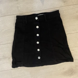 Kjol från Gina  - Mycket fin kjol i jeanstyg får Gina strl 34. Se gärna mina andra annonser. 