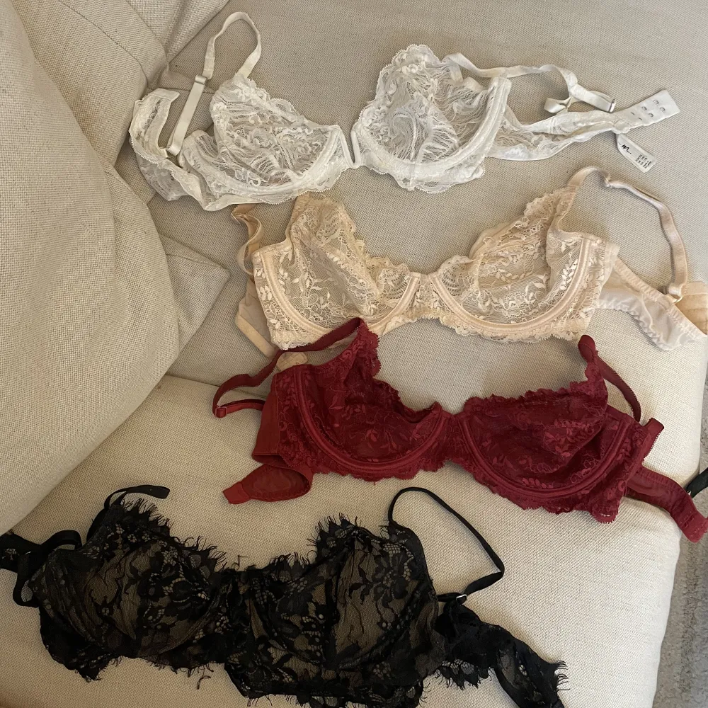 Säljer olika spets bralettes❤️ Man kan köpa de separat eller hur man vill!! Vita - 75C Beigea - 75D Röda - 75D Svarta - 75C/D 100kr/st. Muu.
