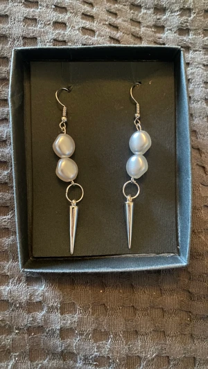 Egengjorda örhängen  - Superfina egengjorda örhängen med vita pärlor❤️