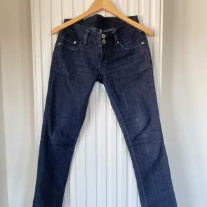 Mörkblåa low waist bootcut jeans från Only. Långa i benen funkar för längder omkring 165-173 cm! 