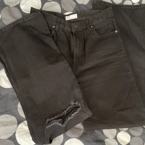 Jeans - Svarta jeans med hål i knäna från bershka, stretchiga och sitter perfekt, säljer då de tyvärr är för precis i längden för min smak, jag är 172 cm. Använda 1 gång och extremt bra skick. Köpta för ca 1,5 år sedan från asos.