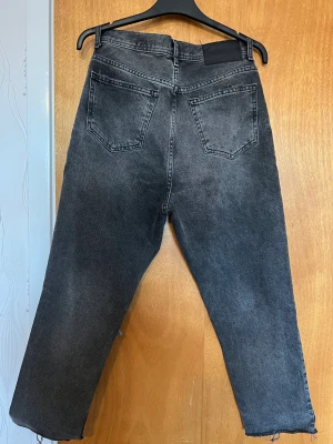 Jeans  - Jeans från Zara, anvönde den knappt.  Pris : 199:-  Stl : 28/29