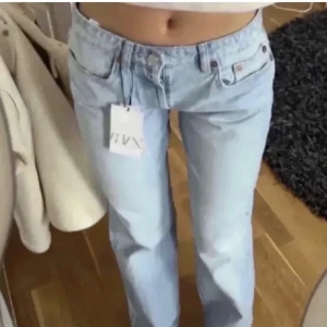 Zara jeans  - Lägger ut samma annons igen då de jeansen i storlek 36 köptes men 38 finns kvar! Blåa supersnygga mid/lowrise jeans från zara, storlek 38💗färgen på jeansen är lite annorlunda från hur de ser ut i verkligheten men ingen större skillnad💗
