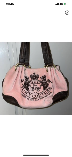 Juicy couture väska  - Min älskade juicy couture väska, köpt här på plick men har inte kommit till användning. Frakt tillkommer på 100kr köp direkt för 800kr 