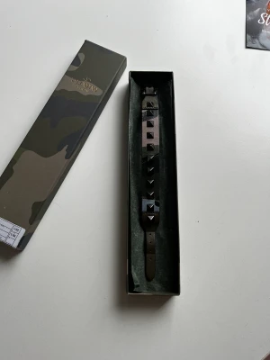 Valentino armband - Säljer dessa super coola och unika valentino armbandet. I så bra skick sparsamt använt! 